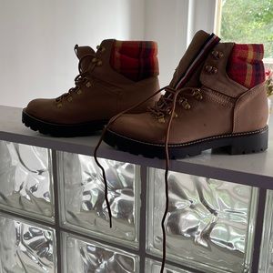 Comfortable and stylish boots for hiking or casual wear